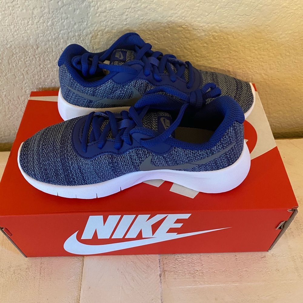 Nike tanjun size 2 brand new in box girls/boys